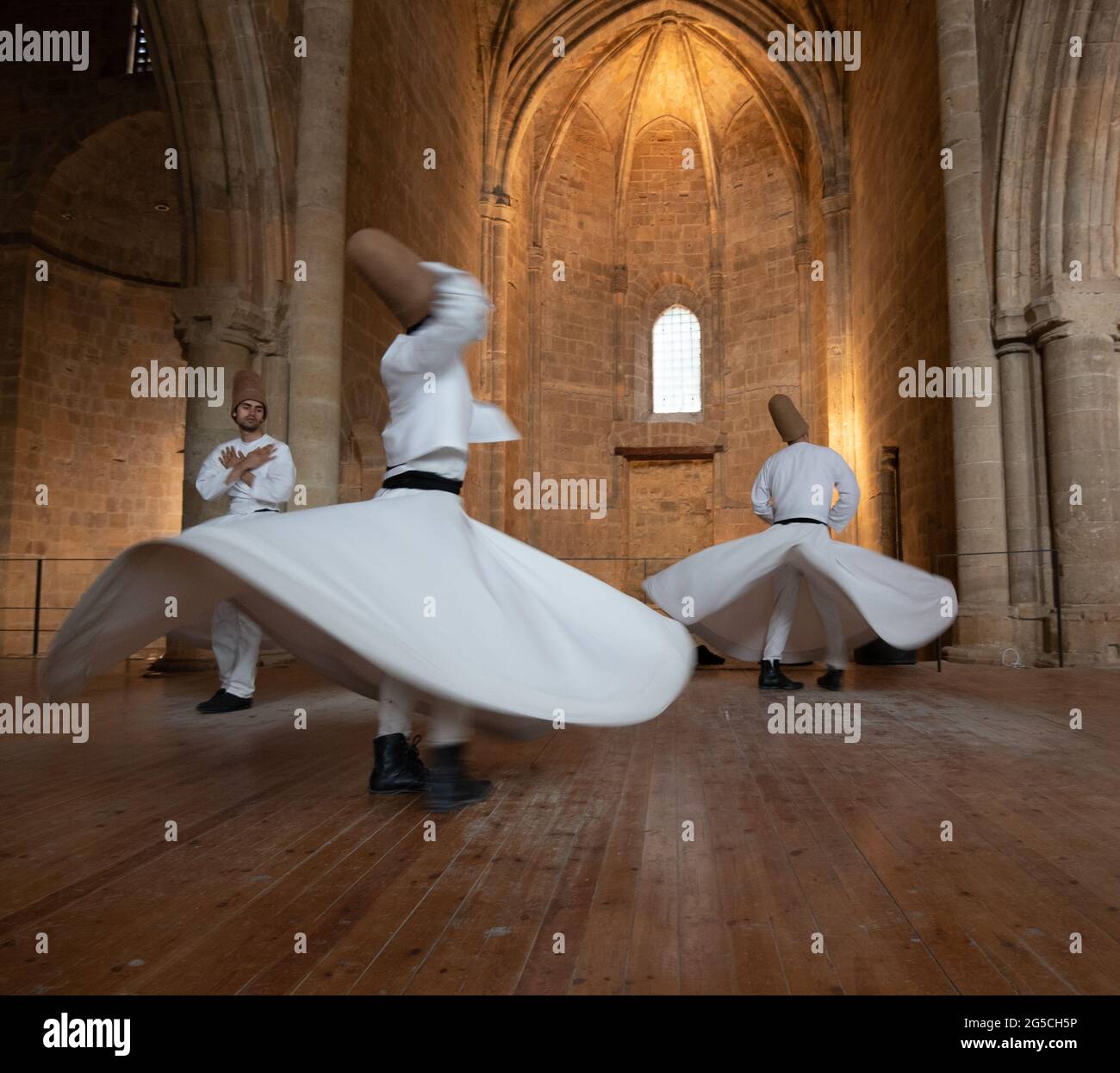 Groupe de Dervistes exécutant la danse traditionnelle et religieuse ou le Whirling soufi Banque D'Images
