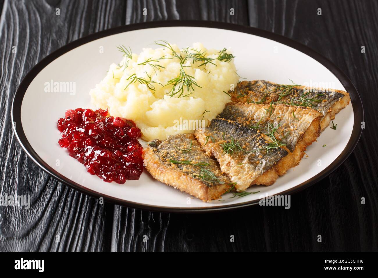 Nourriture suédoise hareng frit Stekt stremming with Potato Puree closeup dans l'assiette sur la table. Horizontale Banque D'Images