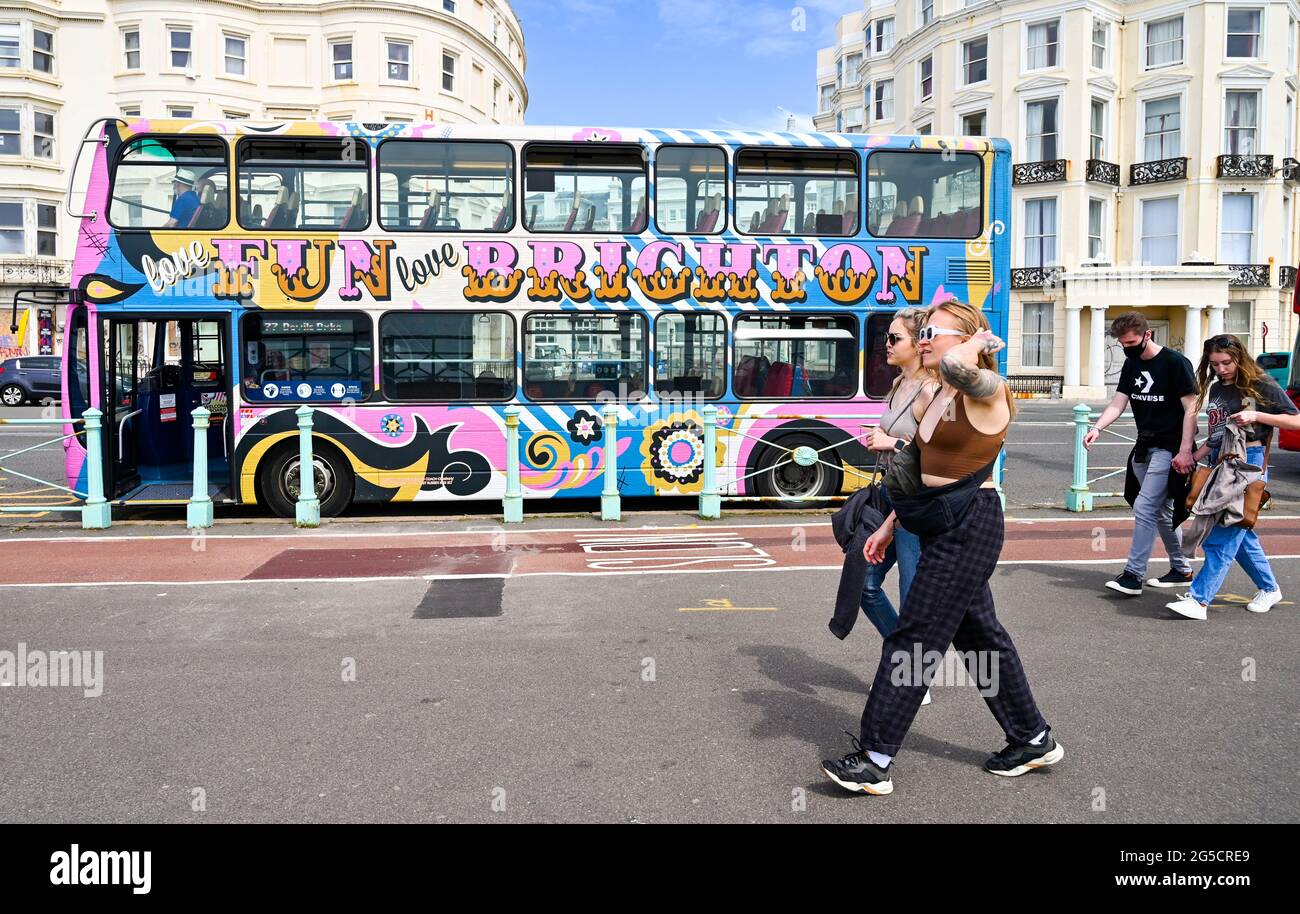 Brighton, Royaume-Uni. 26 juin 2021. Les visiteurs apprécient le soleil chaud sur le front de mer de Brighton, mais un temps encore plus instable est prévu pour les prochains jours au Royaume-Uni: Credit Simon Dack / Alamy Live News Banque D'Images