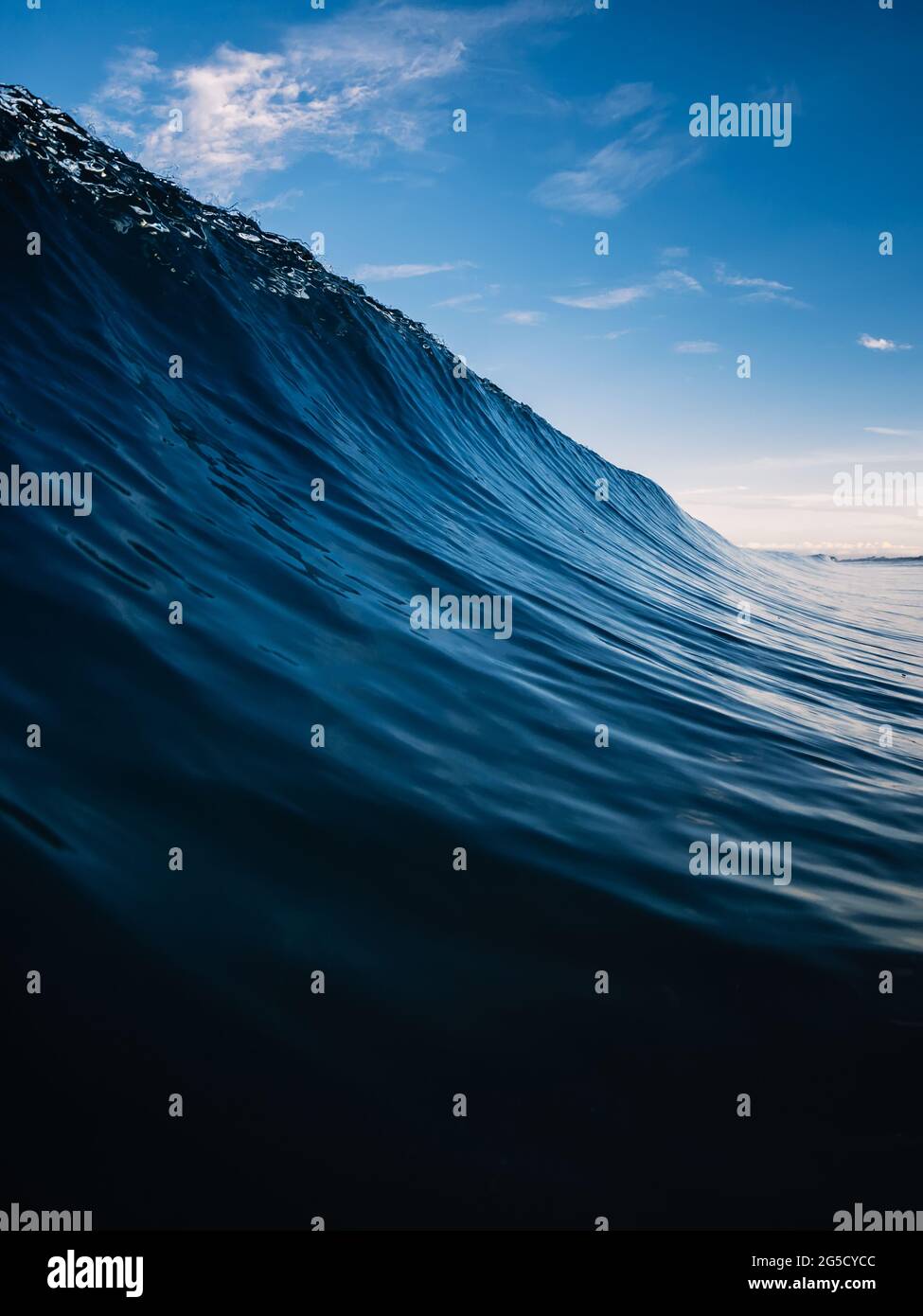 Une vague bleue parfaite dans l'océan. Une vague de mer qui s'est écrasant Banque D'Images
