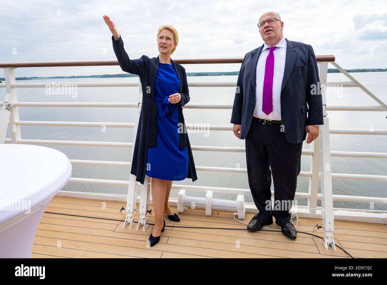 Stralsund, Allemagne. 26 juin 2021. Manuela Schwesig (SPD), ministre présidente de Mecklembourg-Poméranie occidentale, et Peter Altmaier (CDU), ministre fédéral des Affaires économiques et de l'énergie, visitent le nouveau navire de croisière d'expédition "Crystal Endeavour" pour son baptême. Le « Crystal Endeavour » est le premier nouveau navire à être construit après la prise de contrôle du chantier naval de Stralsund par la société mère asiatique Genting Hong Kong. Credit: Stefan Sauer/dpa/Alay Live News Banque D'Images