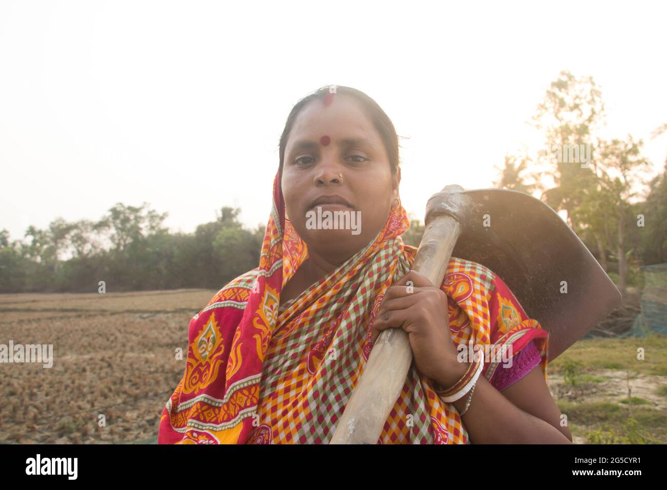 Femme rurale indienne Farmer tenant une Shovel Banque D'Images