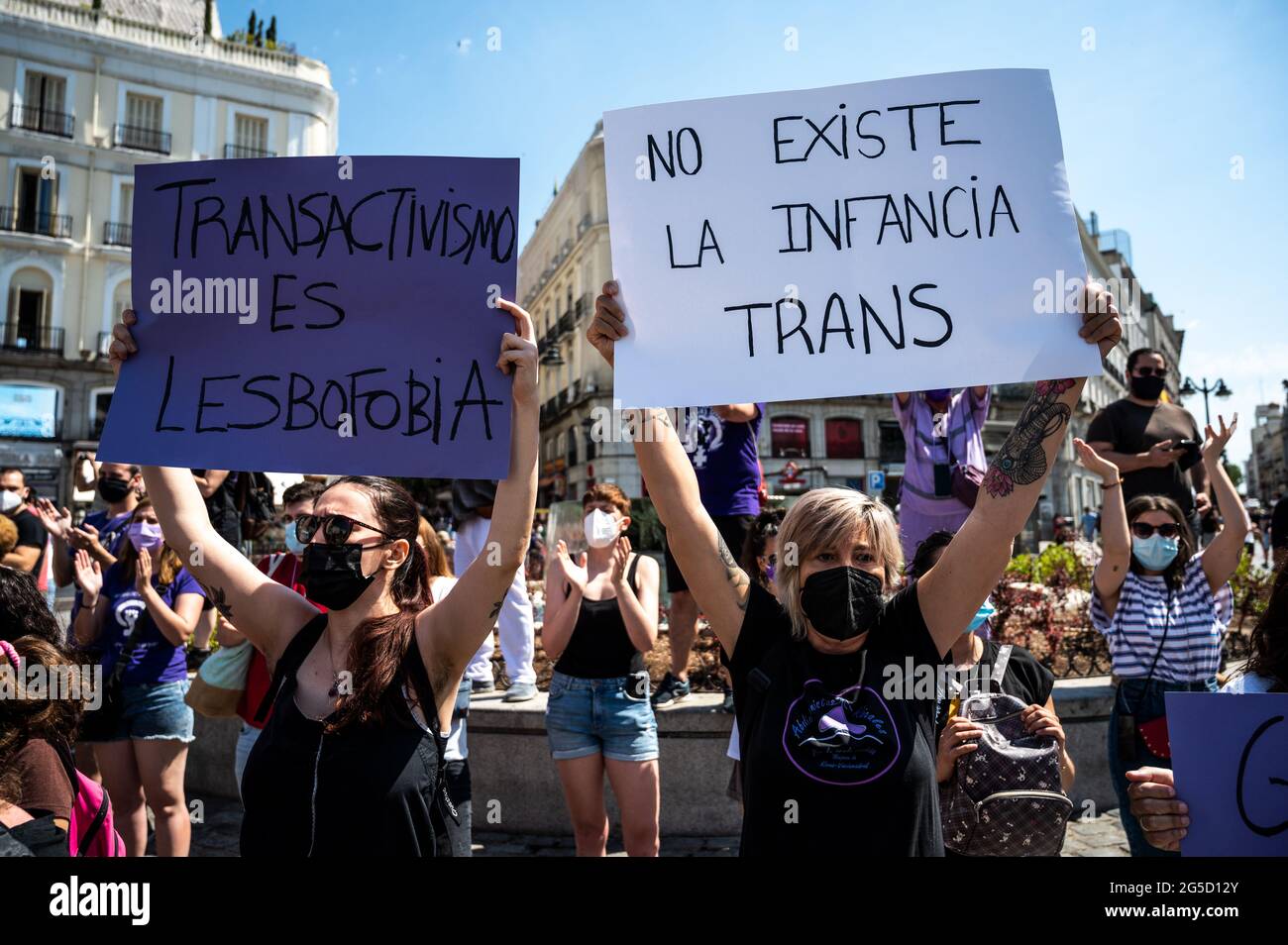 Madrid, Espagne. 26 juin 2021. Les femmes des groupes féministes protestant avec des pancartes contre la loi transgenre (connue sous le nom de loi transgenre) comme le Congrès espagnol approuvera un projet de loi qui permettrait la reconnaissance légale de l'autodétermination dans les questions de genre. Credit: Marcos del Mazo/Alay Live News Banque D'Images