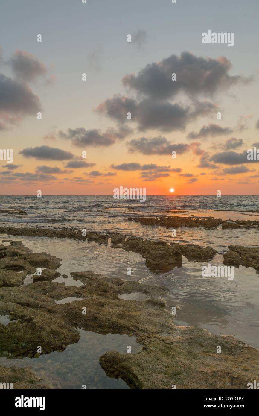 Vue au coucher du soleil sur la côte de la mer Méditerranée, avec des plates-formes d'abrasion, dans le parc Shikmona, Haïfa, Israël Banque D'Images