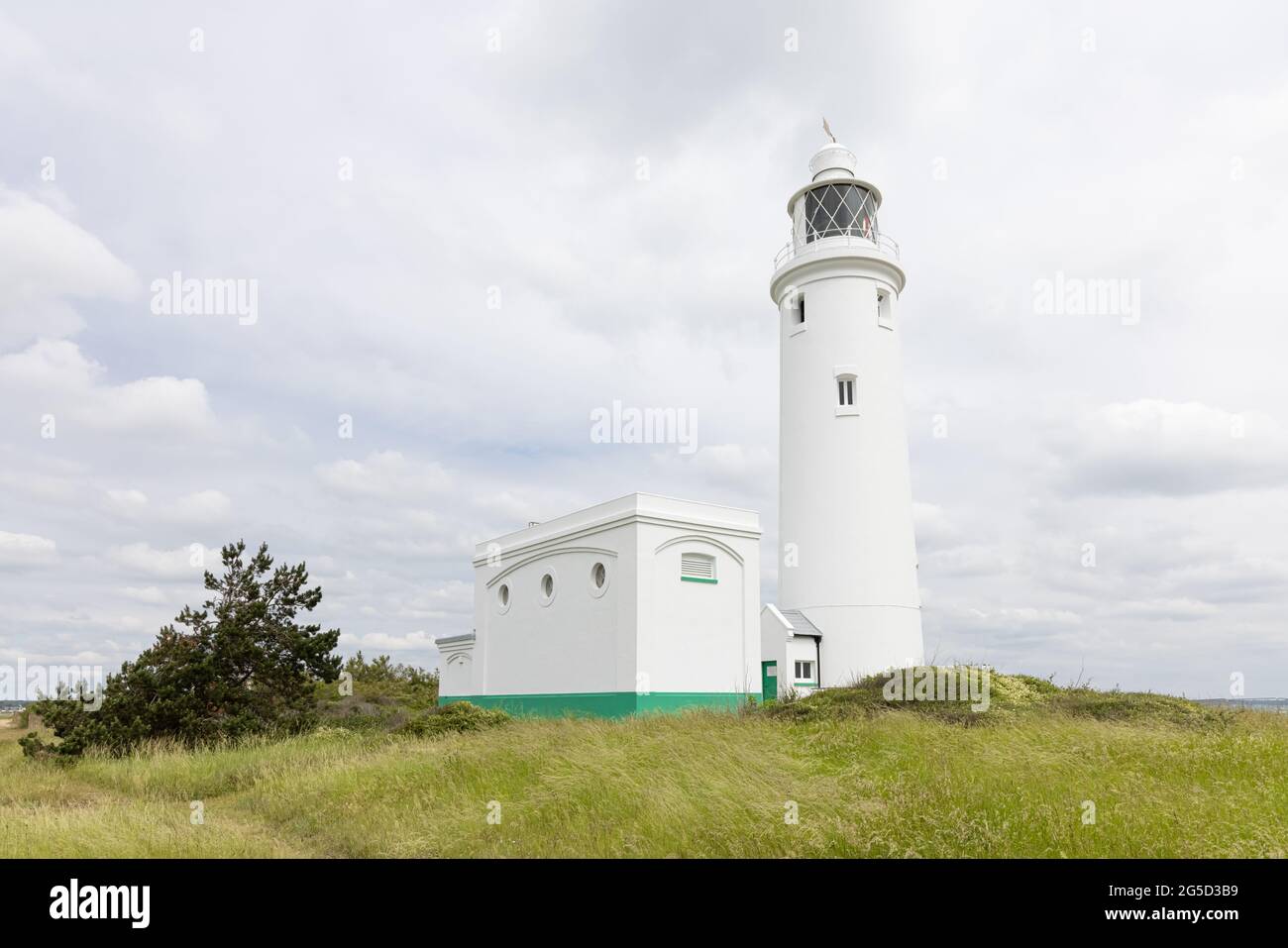 Hurst point, Hampshire, Royaume-Uni - 22 juin 2021 : le phare de Hurst point construit et exploité par Trinity House facilite la navigation du chenal Needles. Banque D'Images