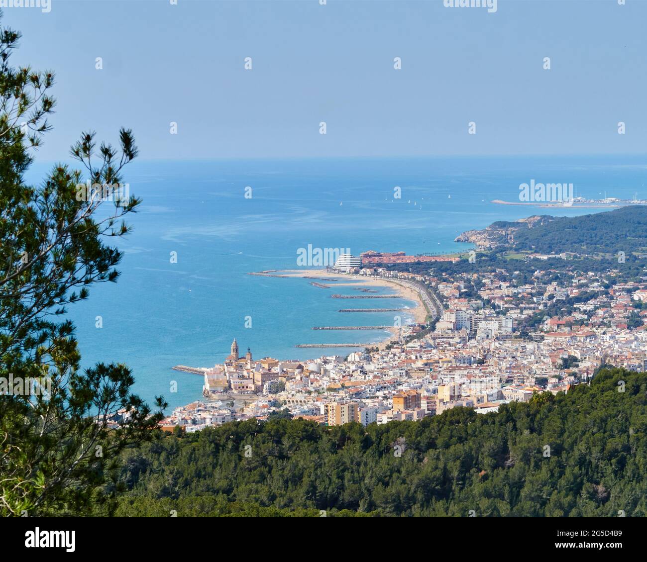 Vue fantastique sur la ville de Sitges, en Espagne, par une belle journée de printemps Banque D'Images