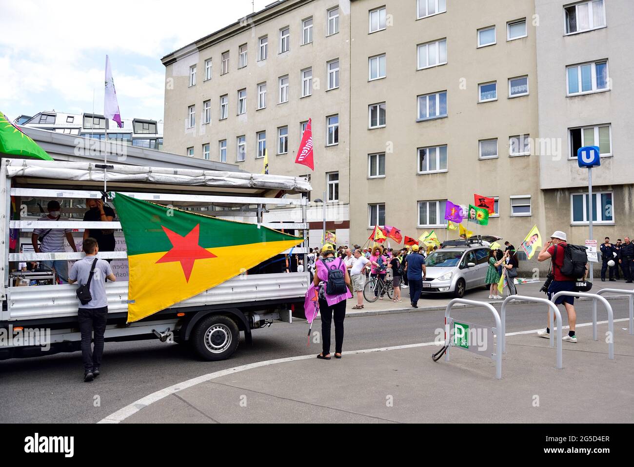 Vienne, Autriche. 26 juin 2021. Manifestation de l'alliance antifasciste contre la guerre d'agression turque au Kurdistan. Le rassemblement de samedi est dirigé contre le fascisme, le patriarcat et la guerre. Crédit : Franz PERC/Alay Live News Banque D'Images