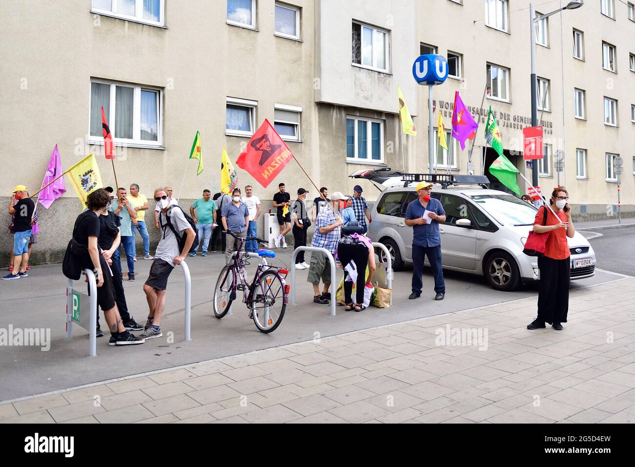 Vienne, Autriche. 26 juin 2021. Manifestation de l'alliance antifasciste contre la guerre d'agression turque au Kurdistan. Le rassemblement de samedi est dirigé contre le fascisme, le patriarcat et la guerre. Crédit : Franz PERC/Alay Live News Banque D'Images