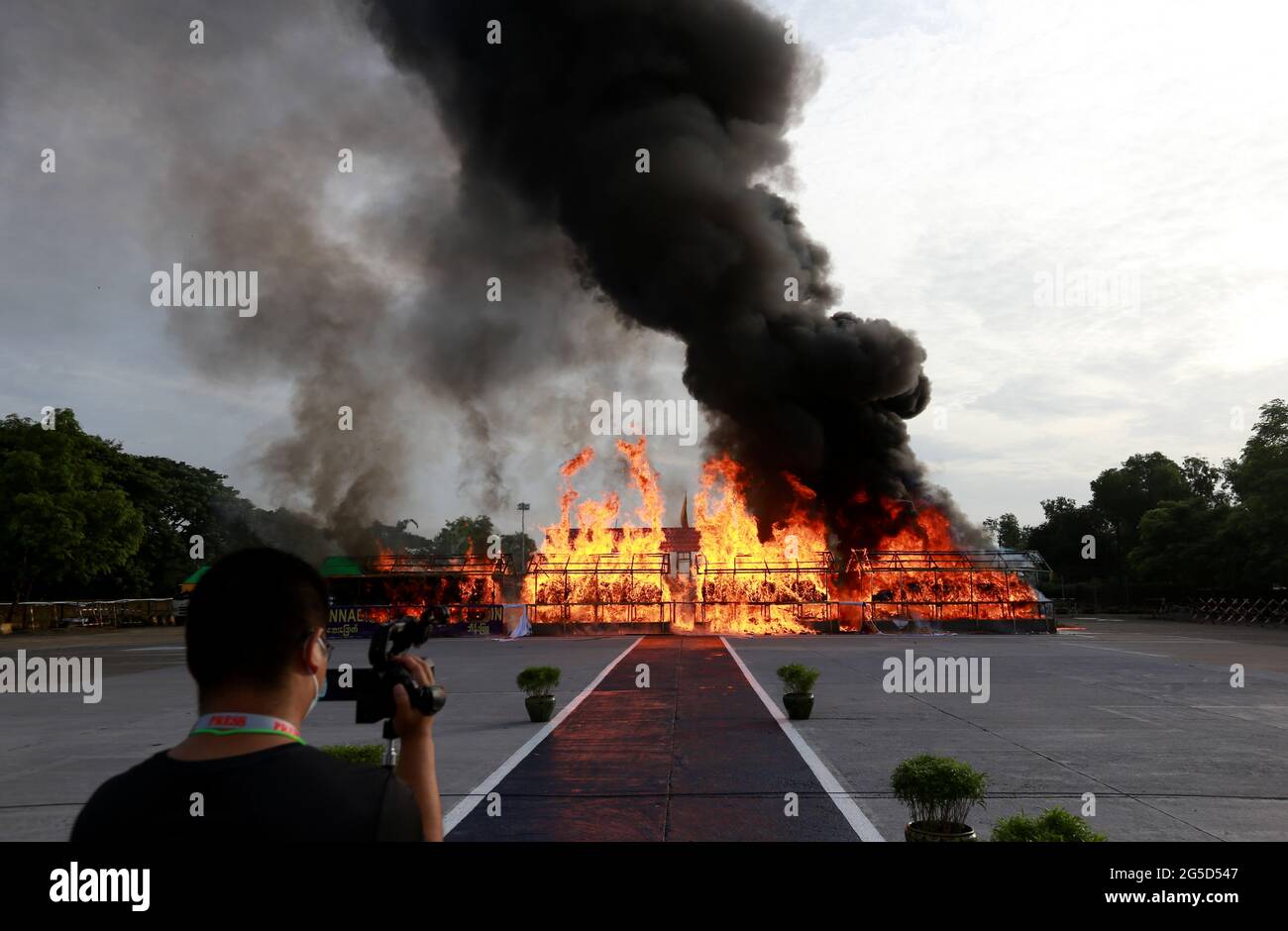 Yangon, Myanmar. 26 juin 2021. Les drogues saisies sont brûlées à Yangon, au Myanmar, le 26 juin 2021. Le Myanmar a incinéré samedi des stupéfiants saisis dans les villes de Yangon, Mandalay et Taunggyi, marquant ainsi la Journée internationale contre l'abus et le trafic illicite des drogues. Credit: U Aung/Xinhua/Alamy Live News Banque D'Images