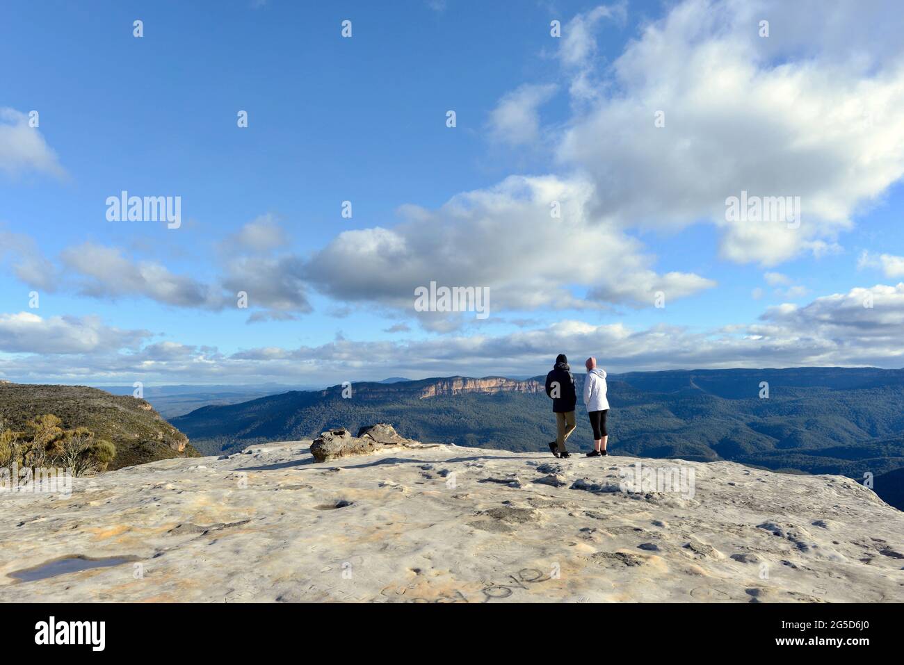 Un couple appréciant la vue à Lincolns Rock dans les Blue Mountains d'Australie Banque D'Images
