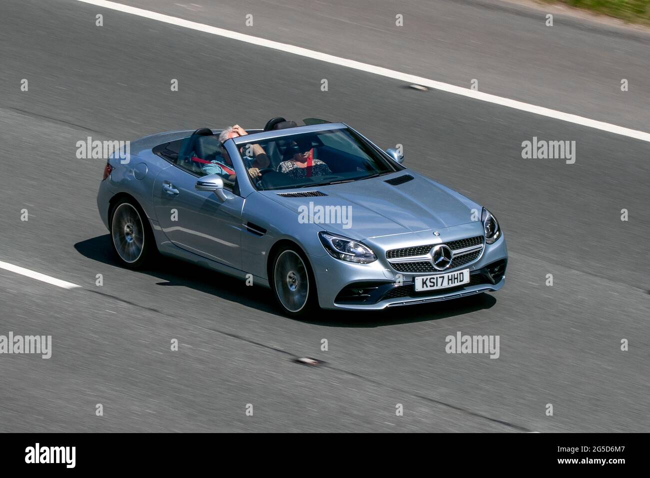 2017 Mercecdes Benz SLC 250 D AMG EN voiture sur l'autoroute M6 près de Preston à Lancashire, Royaume-Uni Banque D'Images