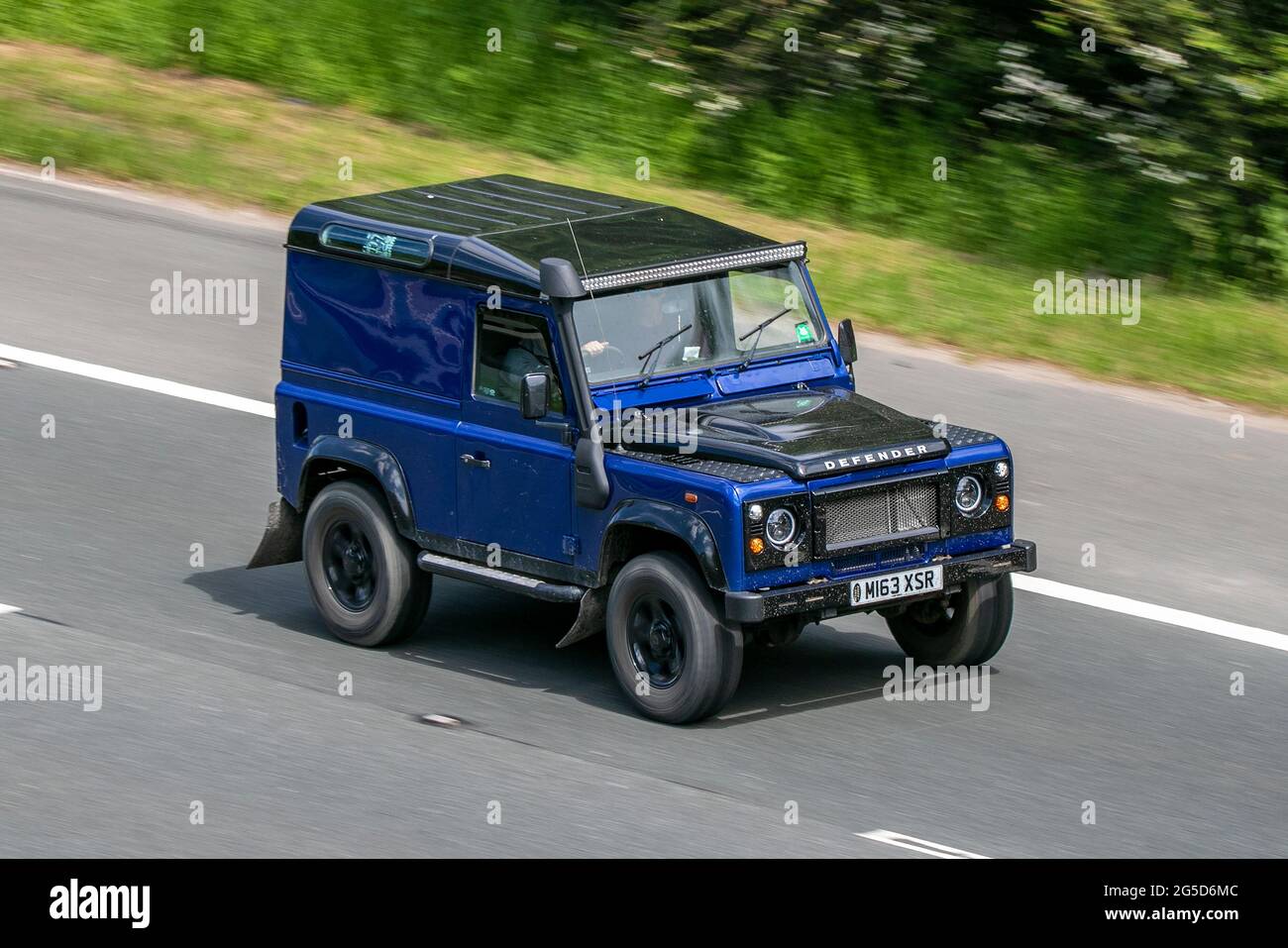 Années 1995 90 années 90 bleu Land Rover 2dr manuelle 2495 cc diesel conduite sur l'autoroute M6 près de Preston dans le Lancashire, Royaume-Uni Banque D'Images