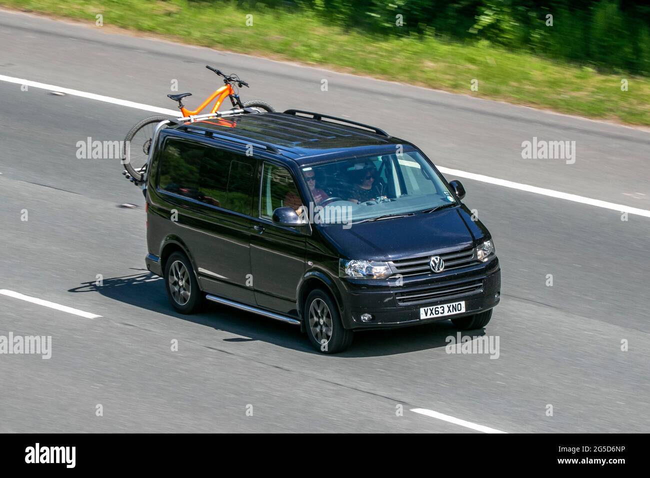 Volkswagen VW transporter T30 Highline 180 TDI conduite sur l'autoroute M6 près de Preston à Lancashire, Royaume-Uni Banque D'Images