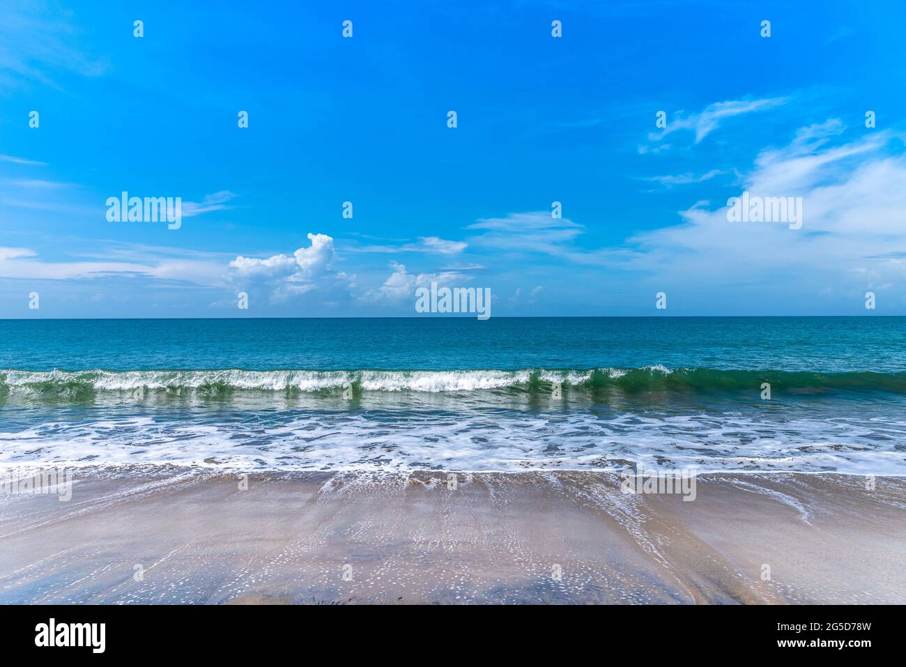 Scène de plage avec de petites vagues de la plage de Santa Clara sur la côte du Pacifique au Panama Banque D'Images
