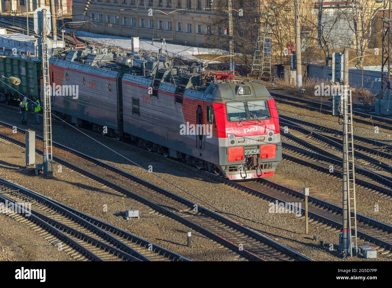 SHARYA, RUSSIE - 10 AVRIL 2018 : locomotive électrique russe de fret 2ES5K 'Ermak' sur la gare ferroviaire le jour ensoleillé d'avril Banque D'Images