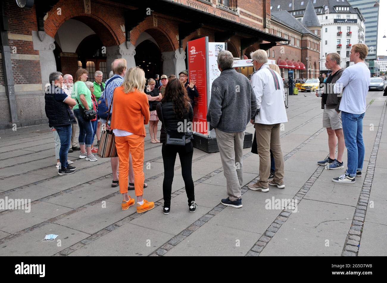 Copenhague, Danemark. 26 juin 2021, les gens s'inthenent pour une visite d'étude culturelle danoise sur la capitale danoise à Copenhague. (Photo..Francis Joseph Dean/Dea Banque D'Images