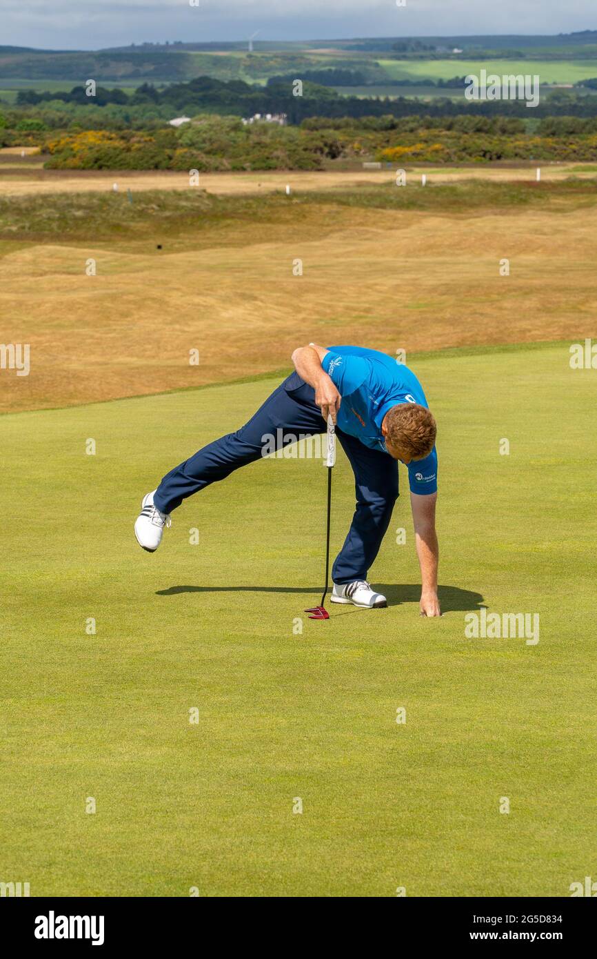 Montrose, Angus, Écosse, Royaume-Uni, 25 juin 2021 : cette semaine, le PGA Europro Tour - The Eagle Orchid Scottish Masters, qui se déroule au Montrose Golf Links. Jouer sur le 5ème plus ancien parcours de golf du monde. (Cours 1562) aujourd’hui est la dernière ronde de l’expert de golf local de See, Sean Lawrie, en litige. (Sean Lawrie Centre) en ramassant sa balle hors du trou sur le 17ème vert. (Credit-Barry Nixon/Alamy Live News) Banque D'Images