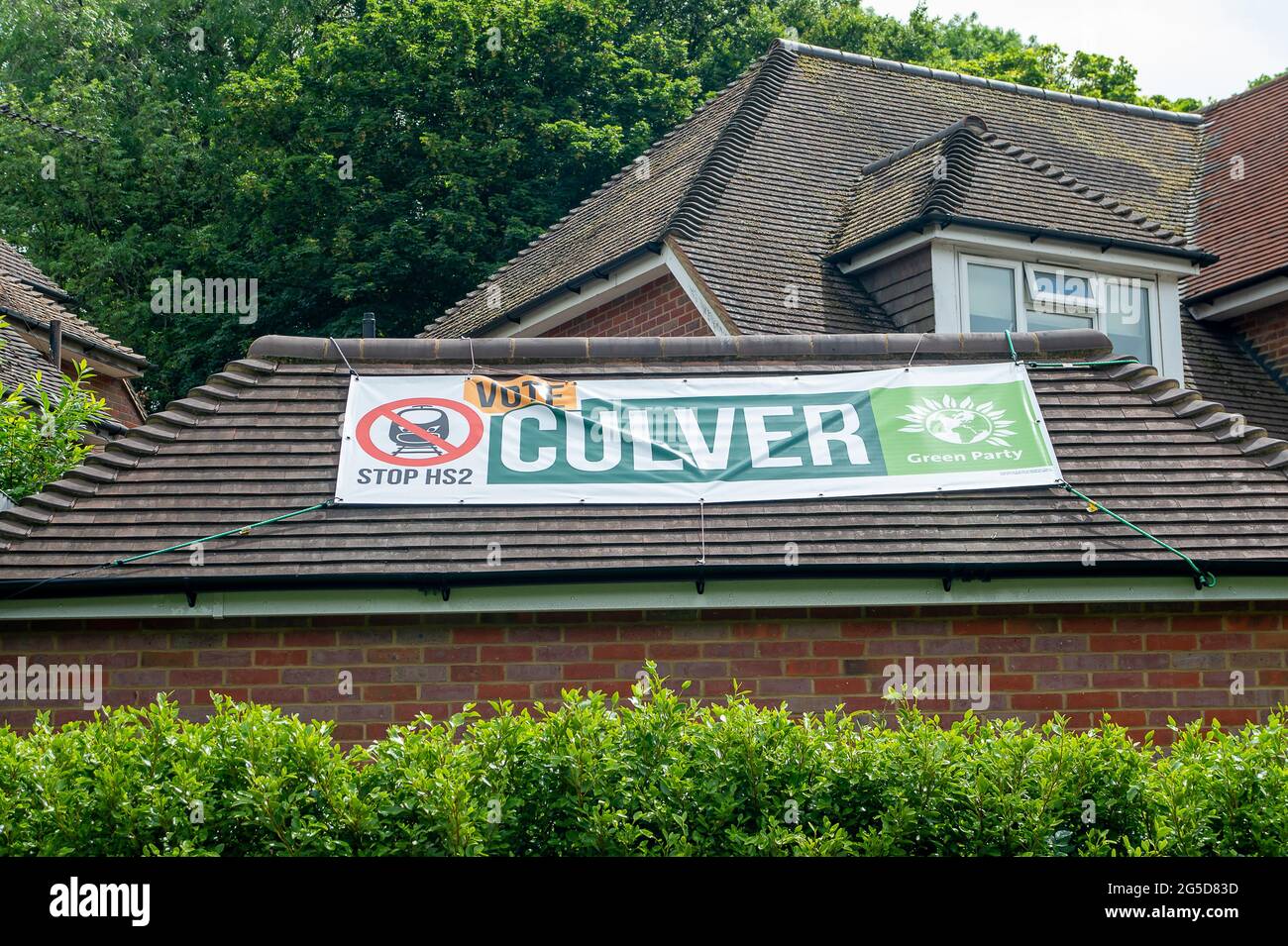 Amersham, Buckinghamshire, Royaume-Uni. 25 juin 2021. À la suite de l'élection partielle dans Amersham et Chesham, les affiches de vote du Parti Vert restent dans Amersham pour la candidate Carolyne Culver. Les conservateurs ont perdu leur siège aux libéraux-démocrates, mais le Parti Vert a battu le Parti travailliste à l'élection partielle. Carolyne Culver, conseillère du Parti Vert, est anti-HS2. La construction du train à grande vitesse 2 a un impact préjudiciable énorme sur les Chilterns et de nombreux résidents locaux ont refusé de voter Tory en raison de HS2. Crédit : Maureen McLean/Alay Banque D'Images