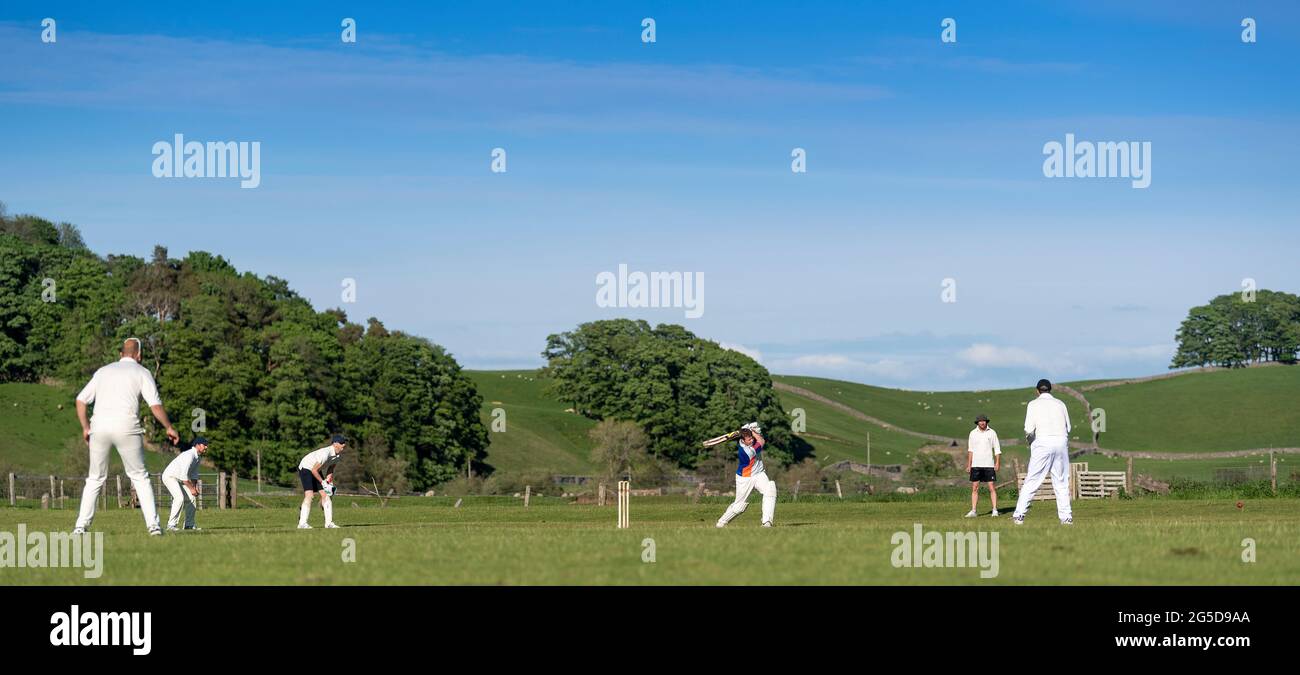 Jeu de cricket de village à Hawes à Wensleydale, North Yorkshire, Royaume-Uni. Banque D'Images