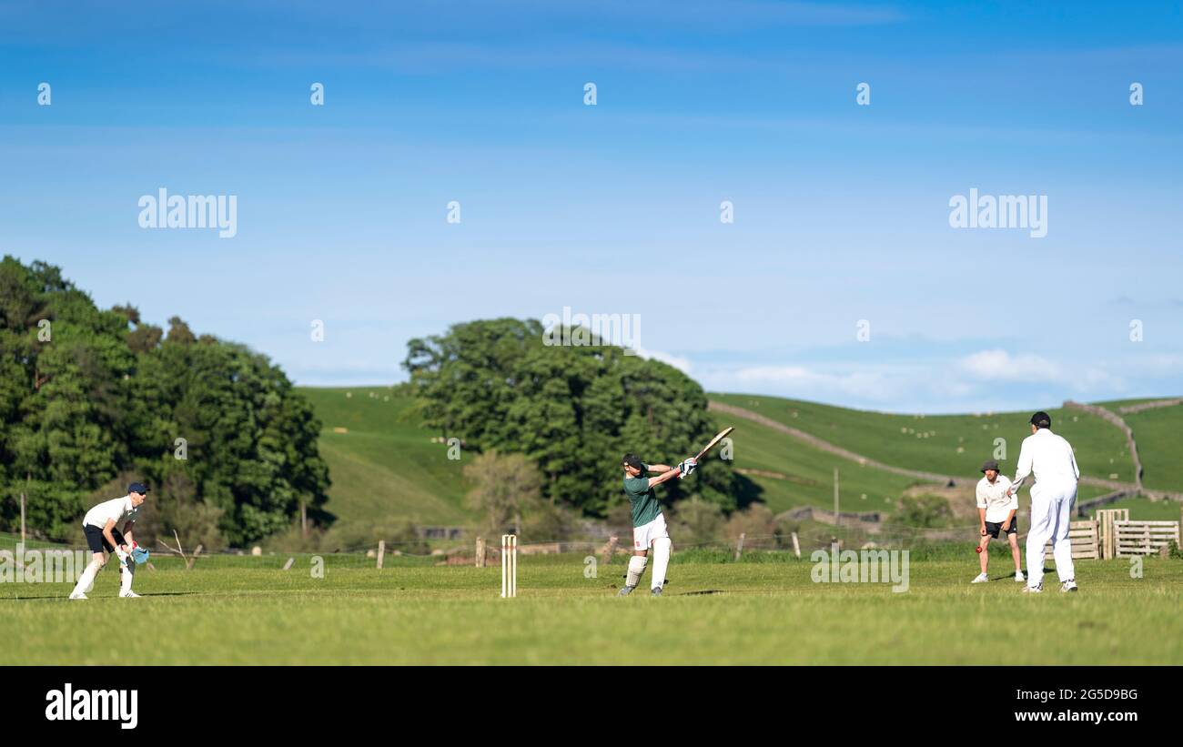 Jeu de cricket de village à Hawes à Wensleydale, North Yorkshire, Royaume-Uni. Banque D'Images