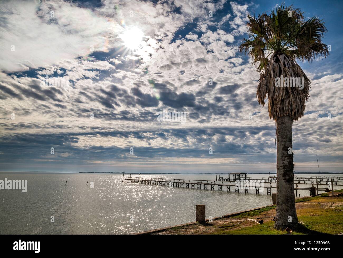 Jetées à la baie de Baffin, côte du golfe, vue depuis le hameau de Riviera Beach, près de Kingsville, Texas, États-Unis Banque D'Images