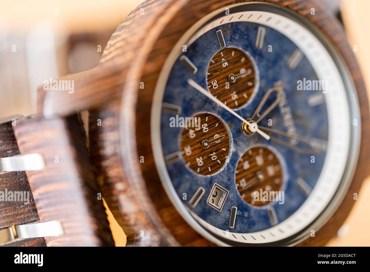 Macro gros plan d'une montre-bracelet Holzkern en bois avec un cadran de montre en pierre naturelle et des aiguilles d'horloge et une sangle en bois Banque D'Images
