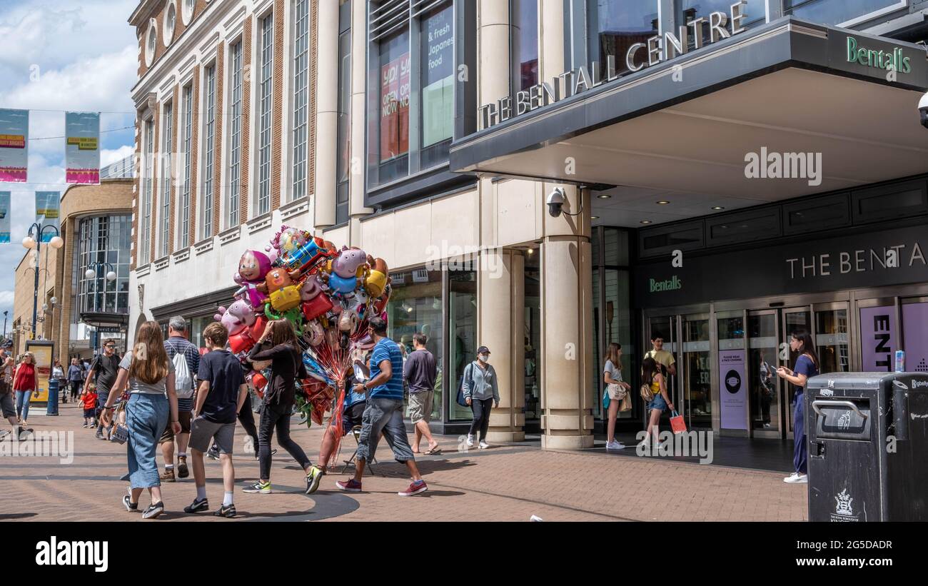 Kingston London UK, juin 26 2021, Shoppers passant UN homme vendant des ballons pour enfants de fantaisie à l'extérieur du centre commercial Bentonls Banque D'Images