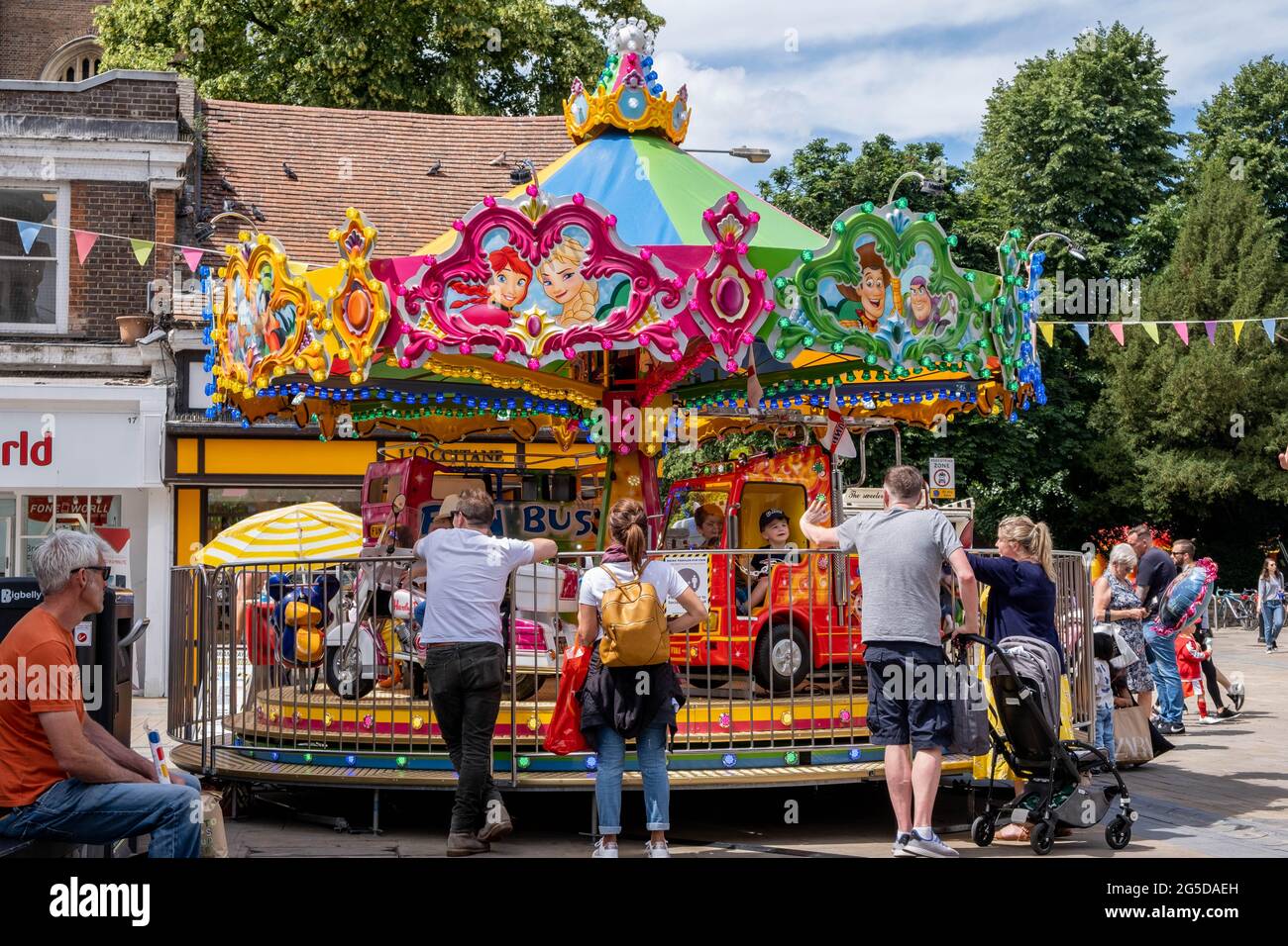Kingston Londres, Royaume-Uni, juin 26 2021, parents regardant les enfants sur UN rond-point de Fairground Ride Banque D'Images