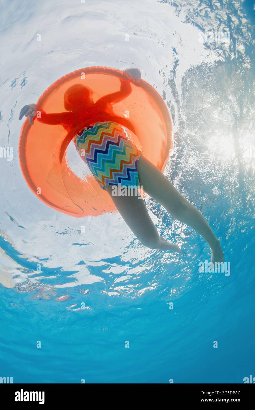 Drole Photo Sous Marine De Bebe Fille Nageant Avec Plaisir Sur Le Tube Gonflable Orange Dans Le Parc Aquatique Ou La Piscine De Plage Mode De Vie De Voyage En Famille Sports Nautiques