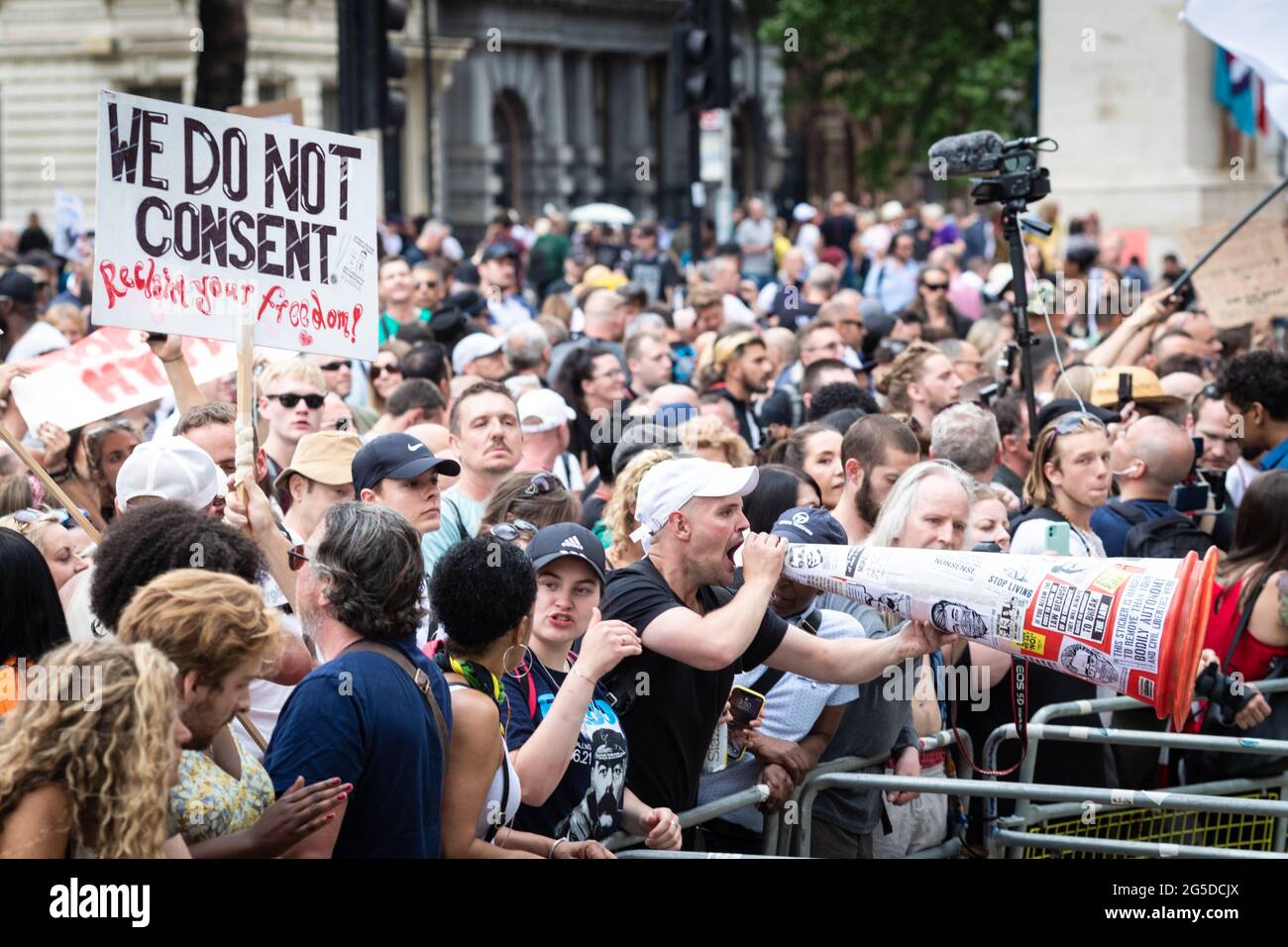 Londres, Royaume-Uni. 26 juin 2021. Un manifestant avec un cône crie à la police qui garde Downing Street. Des milliers de personnes ont défilé pour soulever leurs préoccupations concernant la législation gouvernementale centrée sur la vaccination et la liberté de voyager. Credit: Andy Barton/Alay Live News Banque D'Images