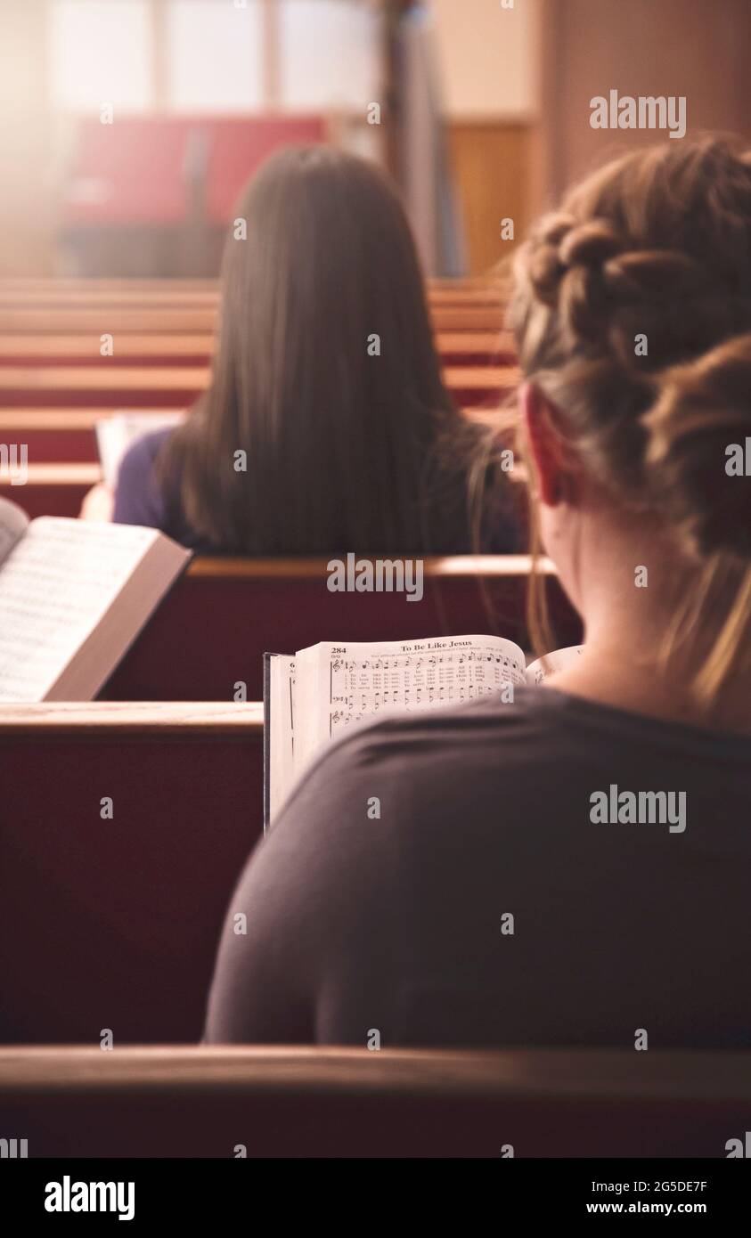 Les jeunes hommes et femmes chantant des chansons de louange dans un bâtiment de l'église Banque D'Images