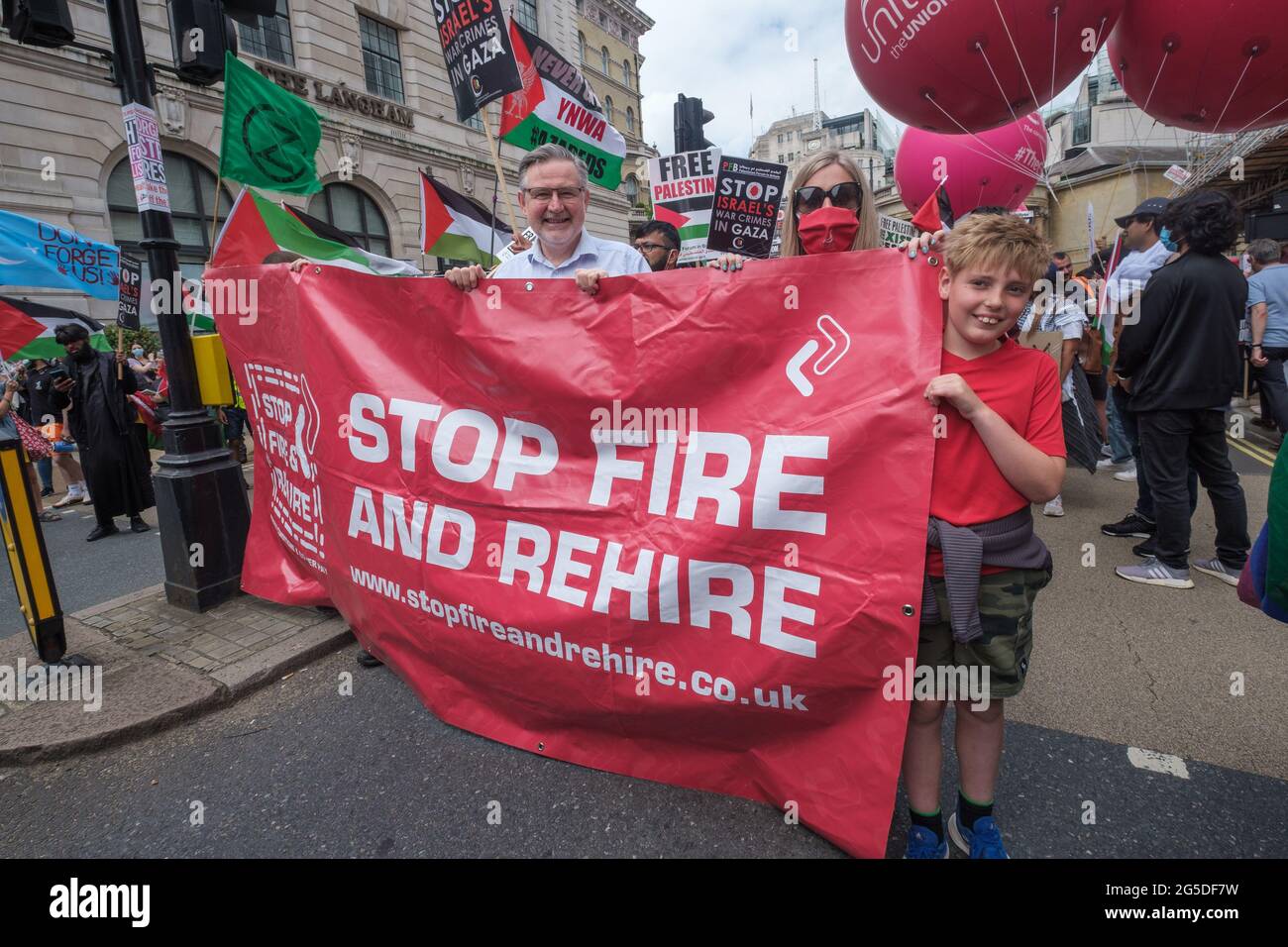 Londres, Royaume-Uni. 26 juin 2021. Bannière Arrêter feu et Réembaucher. Plus de cinq mille personnes ont rejoint l'Assemblée populaire en marche à travers Londres contre les échecs du gouvernement conservateur pendant la pandémie, agissant trop tard, distribuant des contrats à des amis et ne récompensant pas les principaux travailleurs pour leurs sacrifices. Ils ont exigé une « nouvelle normalité » avec la fin de la privatisation du NHS, des logements décents, une action réelle sur le changement climatique, un logement décent, la fin des pratiques d'emploi injustes et le licenciement de politiciens corrompus. Peter Marshall/Alay Live News Banque D'Images