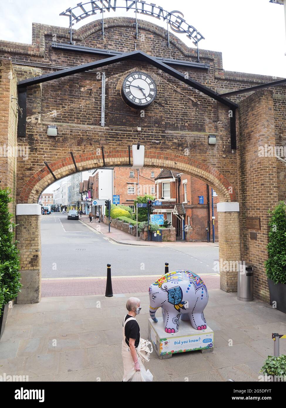 Maidstone, Kent, Royaume-Uni. 26 juin 2021. La parade du Big Heart of Kent d'Elmer vise à sensibiliser le public au cœur de l'Hospice du Kent grâce à un sentier de sculpture novateur et le tout premier de Maidstone, qui présente 51 éléphants d'Elmer décorés de façon artistique et parsemés autour de la ville. Photo : un Elmer à l'entrée de Fremlin Walk. Crédit : James Bell/Alay Live News Banque D'Images