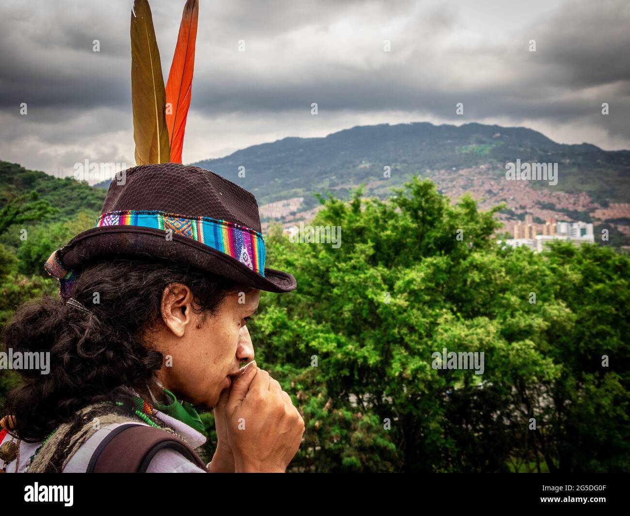 Homme colombien surplombant la ville de Medelin Banque D'Images