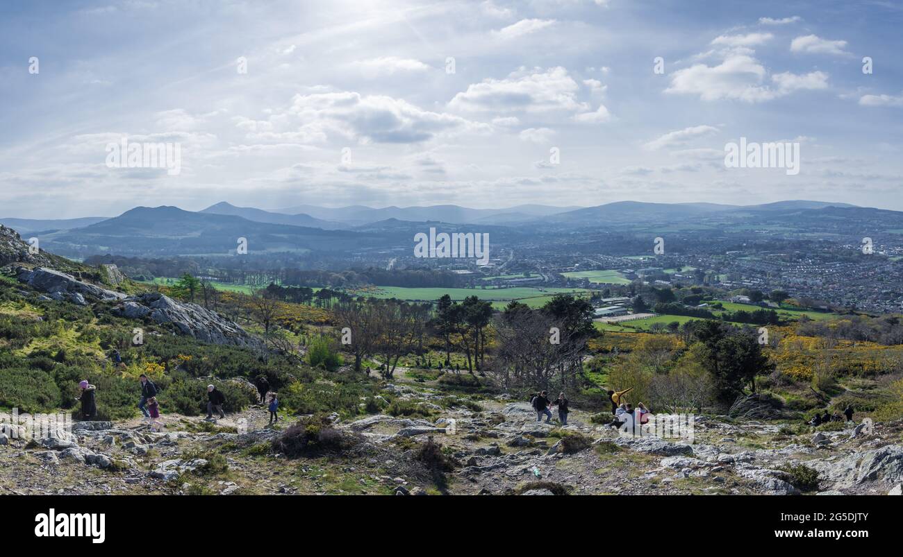 Vue panoramique depuis le sommet de Bray Head, comté de Wicklow, Irlande. Paysage côtier d'été. Banque D'Images