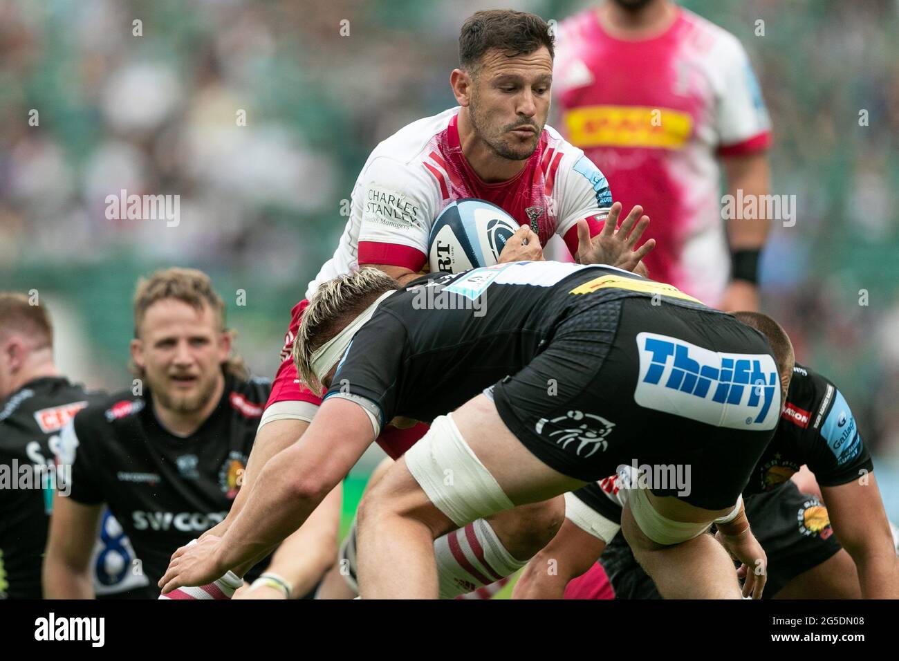 LONDRES, ROYAUME-UNI. 26 JUIN: Danny Care of Harlequins est attaqué par Richard Capstick of Exeter Chiefs lors du match de Premiership Gallagher entre Exeter Chiefs et Harlequins au stade de Twickenham, à Twickenham, le samedi 26 juin 2021. (Crédit : Juan Gasparini | ACTUALITÉS MI) crédit : ACTUALITÉS MI et sport /Actualités Alay Live Banque D'Images