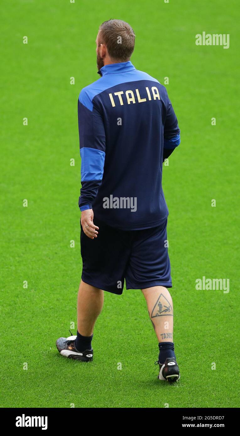 Londres, Angleterre, 26 juin 2021. Daniele de Rossi entraîneur adjoint de l'équipe d'Italie avec son infâme danger s'attaquant au tatouage pendant le match des Championnats d'Europe de l'UEFA au stade Wembley, Londres. Le crédit photo devrait se lire: David Klein / Sportimage Banque D'Images