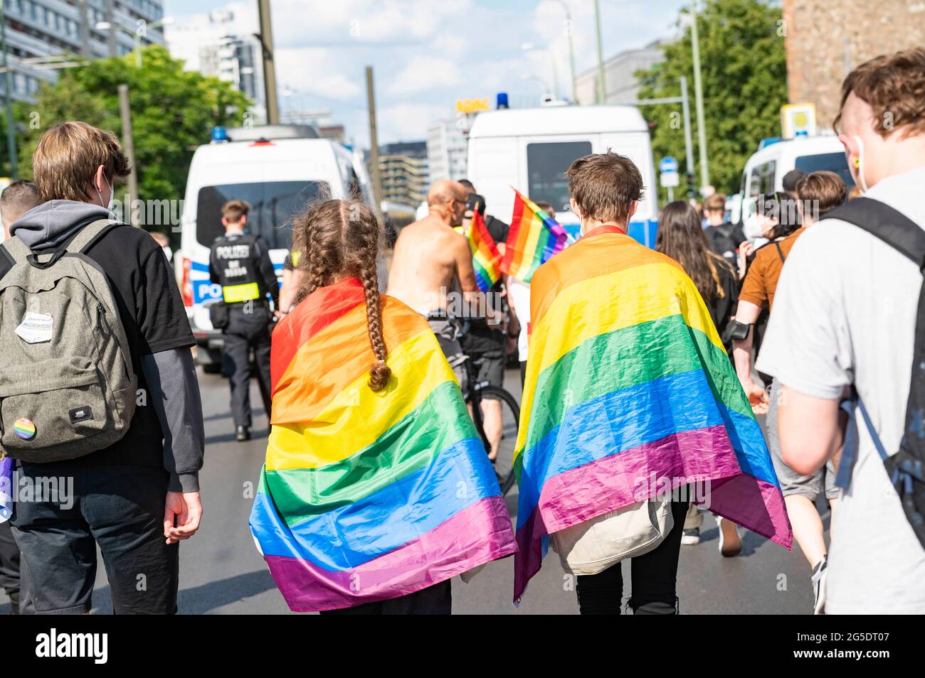 Les queer démontreront à Berlin à la Hermanplatz pour la sécurité contre Queer Perple sur le 26.06.2021. Banque D'Images