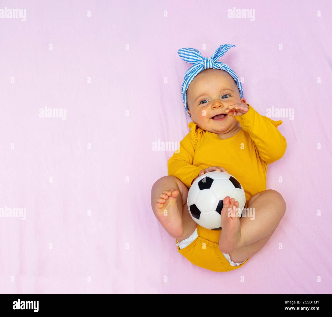 Bebe Fille Heureux Couche Dans Le Lit Avec Le Jouet De Ballon De Football Photo Stock Alamy Bebe Fille Heureux Couche Dans Le Lit Avec Le Jouet De Ballon De Football Photo Stock Alamy