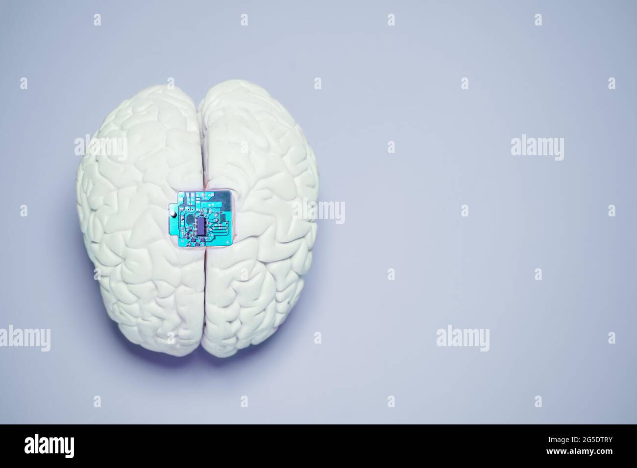 Interface BCI ordinateur cerveau avec puce intégrée Banque D'Images