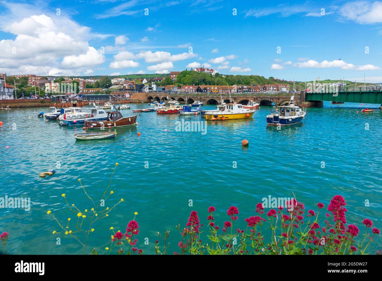 Port de Folkestone, bateaux de pêche amarrés dans le bassin de Pent, Kent, Royaume-Uni Banque D'Images