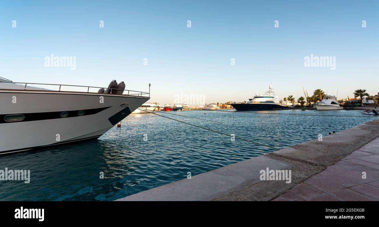 Remblai rue de la mer Rouge en Égypte avec des bateaux sans personnes à Hurghada Banque D'Images