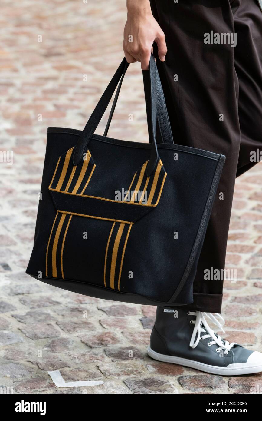 Paris, Frankreich. 26 juin 2021. HERMÃˆS homme SS22 piste pendant la  semaine de mode de Paris vêtements pour hommes le 2021 juin - Paris,  France. 26/06/2021 crédit : dpa/Alay Live News Photo Stock - Alamy