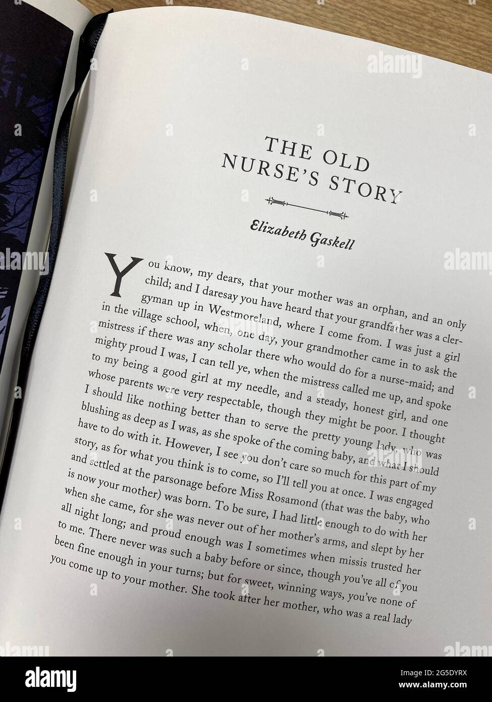 Texte d'ouverture de l'histoire de l'ancienne infirmière par Elizabeth Gaskell dans un livre avec une collection d'histoires fantômes Banque D'Images