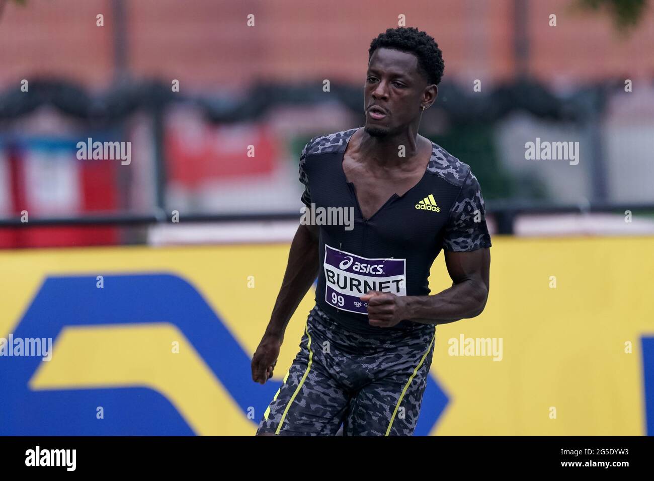 BREDA, PAYS-BAS - JUIN 26: Taymir Burnett les pays-Bas participant à la demi-finale de 200m de Mens lors des Championnats d'athlétisme néerlandais 2021 au complexe sportif Dr Schaepmanlaan le 26 juin 2021 à Breda, pays-Bas (photo de Jeroen Meuwsen/Orange Pictures) Banque D'Images