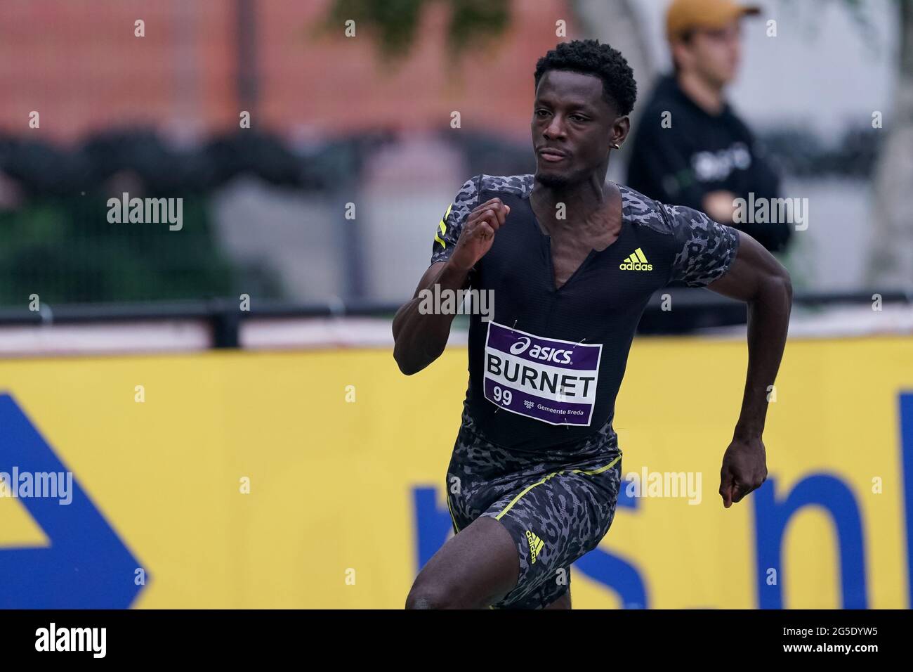 BREDA, PAYS-BAS - JUIN 26: Taymir Burnett les pays-Bas participant à la demi-finale de 200m de Mens lors des Championnats d'athlétisme néerlandais 2021 au complexe sportif Dr Schaepmanlaan le 26 juin 2021 à Breda, pays-Bas (photo de Jeroen Meuwsen/Orange Pictures) Banque D'Images