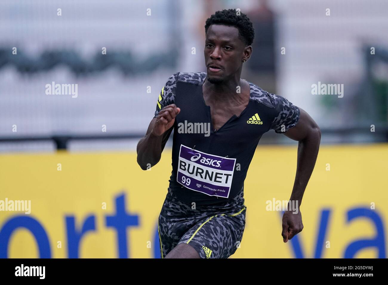 BREDA, PAYS-BAS - JUIN 26: Taymir Burnett les pays-Bas participant à la demi-finale de 200m de Mens lors des Championnats d'athlétisme néerlandais 2021 au complexe sportif Dr Schaepmanlaan le 26 juin 2021 à Breda, pays-Bas (photo de Jeroen Meuwsen/Orange Pictures) Banque D'Images