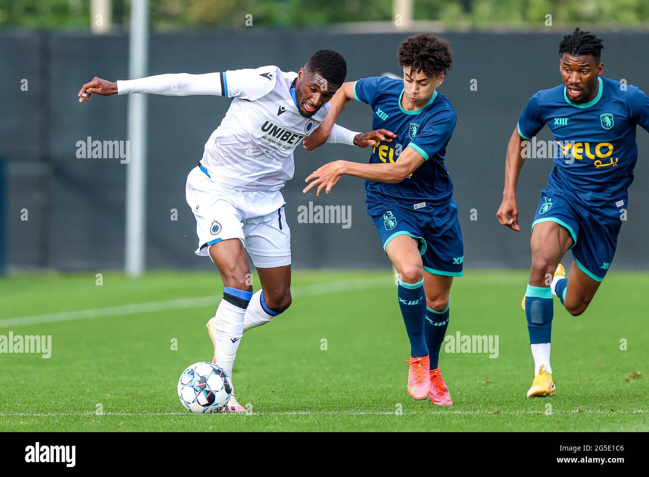 WESTKAPELLE, BELGIQUE - JUIN 26 : Clinton Mata du Club Brugge, Younes Bourabain de Beerschot va pendant le match amical entre le Club Brugge et Beerschot au camp de base du Club Brugge le 26 juin 2021 à Westkapelle, Belgique (photo de Herman Dingler/Orange Pictures) Banque D'Images