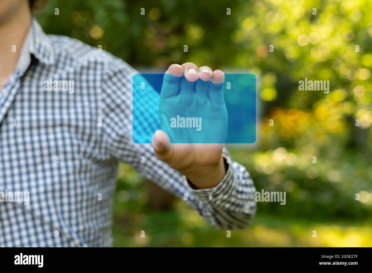 main tenant une carte de visite virtuelle de technologie moderne, concept créatif, maquette de copie Banque D'Images