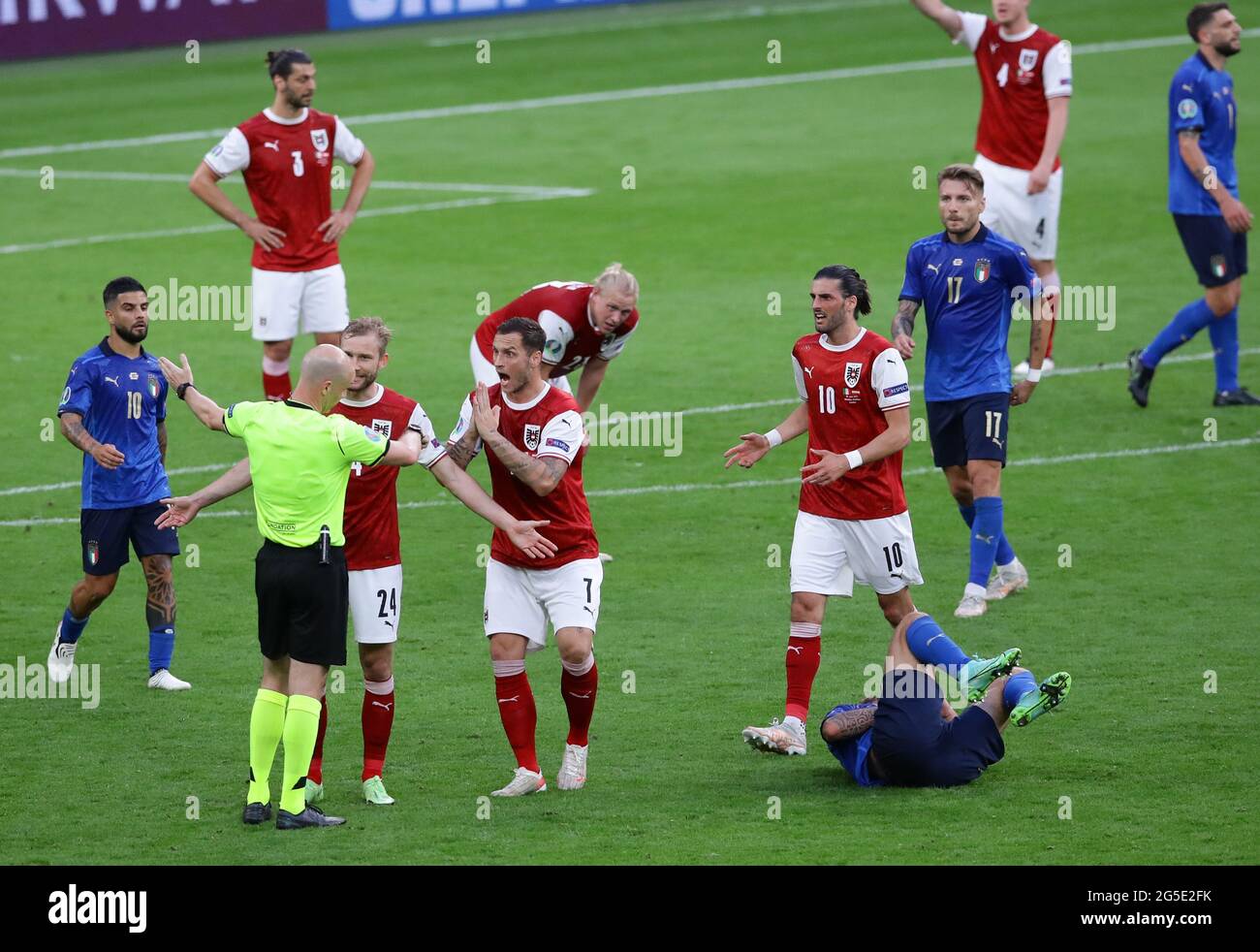 Londres, Angleterre, 26 juin 2021. Marko Arnautovic, d'Autriche, interroge Anthony Taylor après avoir donné un coup de pied gratuit pour un défi sur Leonardo Spinazzola, d'Italie, lors du match des championnats d'Europe de l'UEFA au stade Wembley, à Londres. Le crédit photo devrait se lire: David Klein / Sportimage Banque D'Images